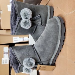 New in the box Ashlyn by BearPaw pull on ankle boots.